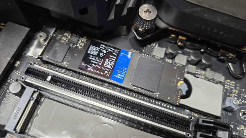 WD Blue SN1473 см SSD-накопитель WD Blue SN580 NVMe, установленный на материнской плате компьютера.
