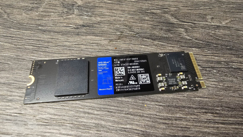 SSD WD Blue SN580 PCIe 4.0 M.2 объемом 1 ТБ. SSD WD Blue SN580 объемом 1 ТБ (NVMe) на деревянной поверхности.