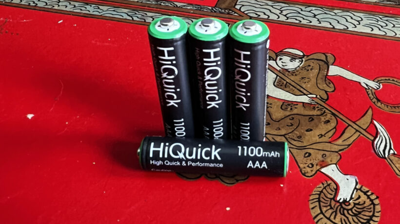 HiQuick AAA 1100 мА·ч с одной батарейкой, установленной горизонтально