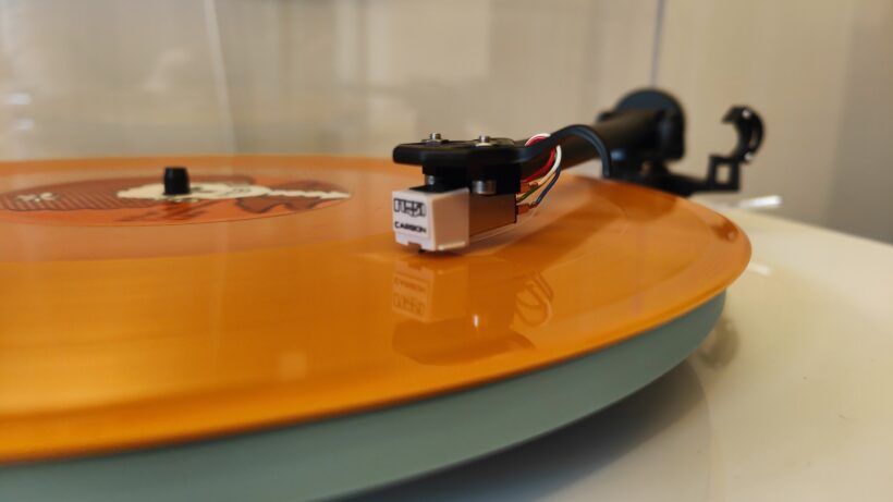 Крупный план картриджа Rega Planar 2
