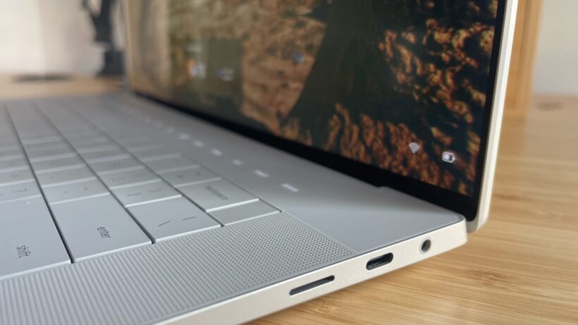 Порты и динамик на правой стороне ноутбука Dell XPS 16
