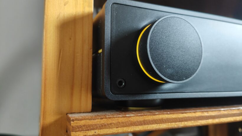 Arcam Radia A25: крупный план циферблата