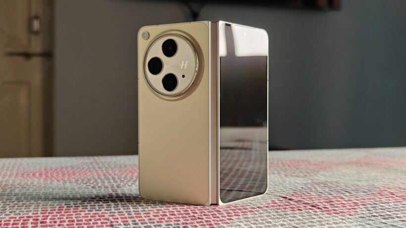 Oppo Find N3 в полусложенном состоянии на столе
