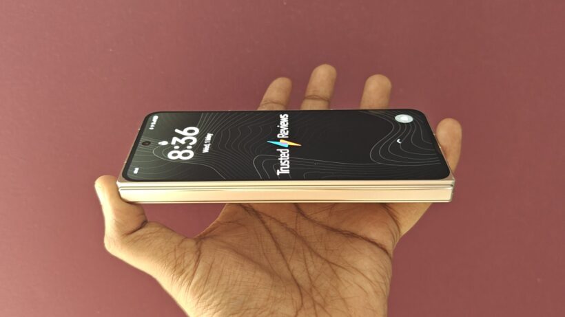 Складной смартфон Oppo Find N3 в руке
