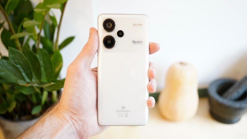 Redmi Note 13 Pro Plus 5G: в руке и сзади
