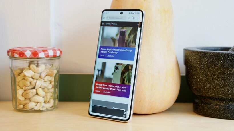 Redmi Note 13 Pro Plus 5G: вид спереди с открытым веб-браузером