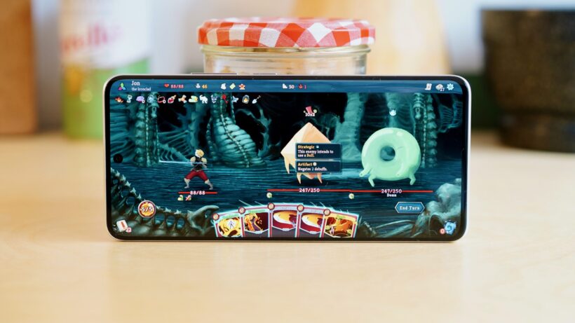 Redmi Note 13 Pro Plus 5G с игрой «Slay the Spire»