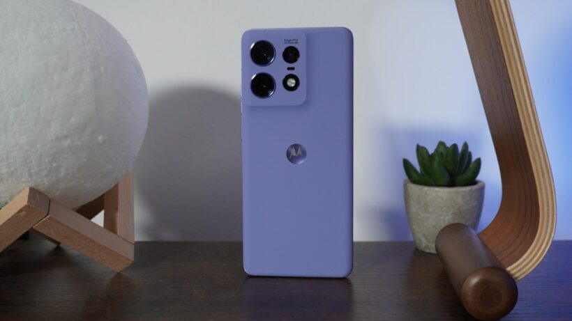 Motorola Edge 50 Pro на столе