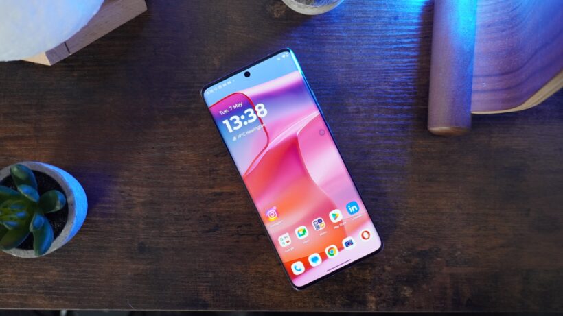 Motorola Edge 50 Pro на столе с включенным экраном