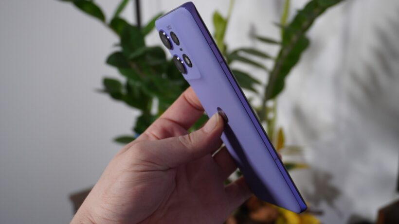 Motorola Edge 50 Pro в руках, вид сбоку