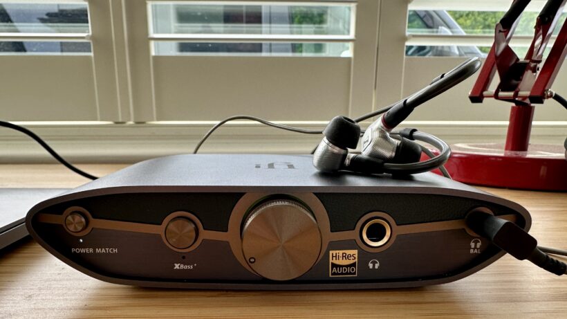 iFi ZEN DAC 3 с наушниками-вкладышами Sennheiser