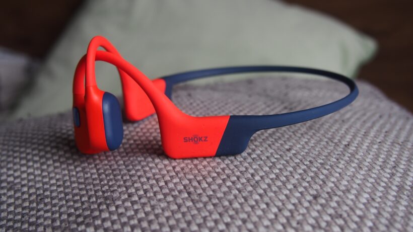 Shokz OpenSwim Pro — вид сбоку