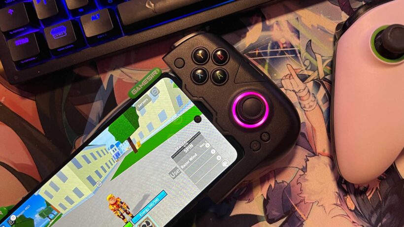 GameSir X4 Aileron в сочетании с контроллером Xbox и клавиатурой, к которым подключен телефон, на котором запущена игра Robl…
