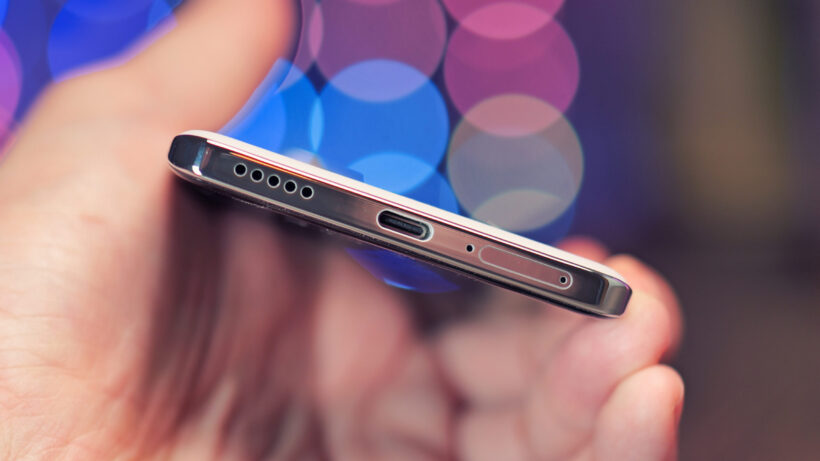 Отсек для SIM-карты находится в нижней части смартфона Honor 200 Pro