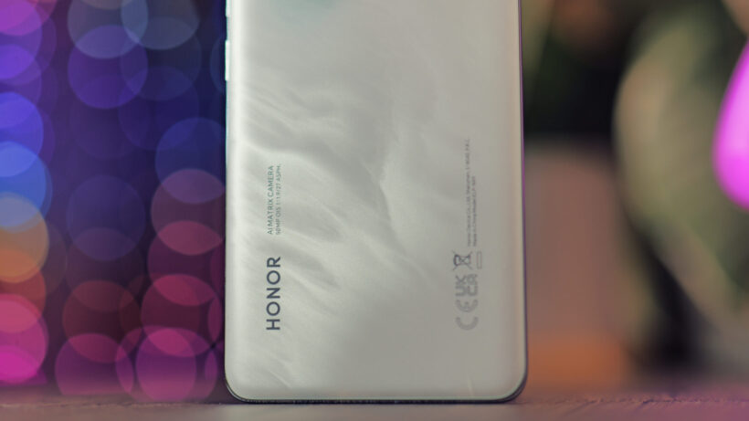 Логотип Honor находится в нижней части корпуса Honor 200 Pro