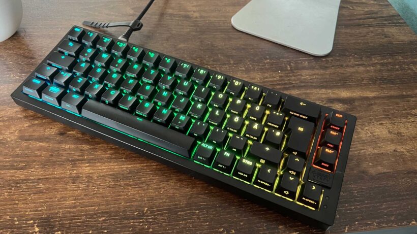 Cherry XTRFY K5V2, лежащая на столе.