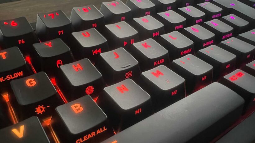 Крупный план клавиш клавиатуры Cherry XTRFY K5V2.